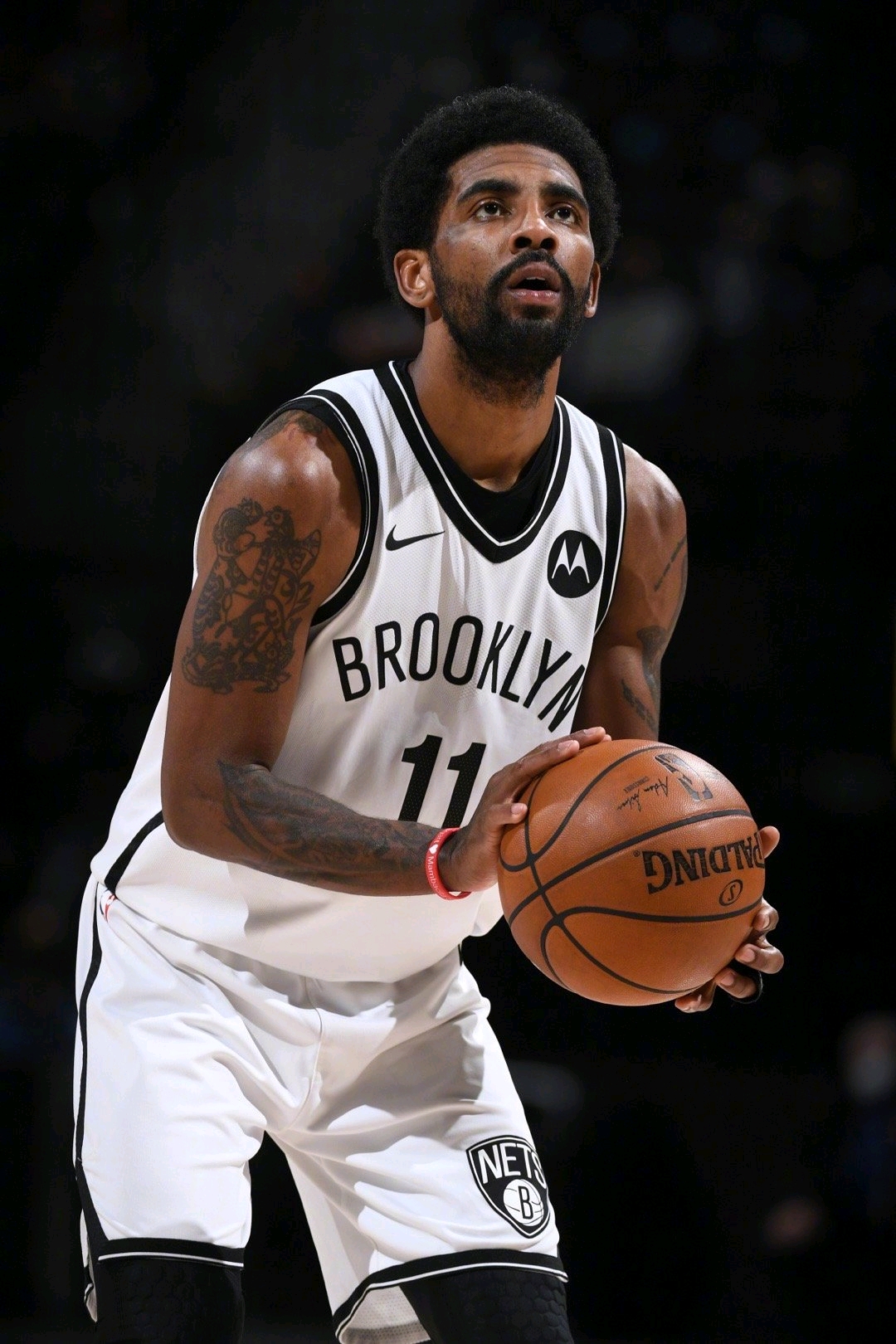 德布劳内精准助攻 主导比赛节奏（德布劳内送出精妙助攻 掌控比赛节奏）