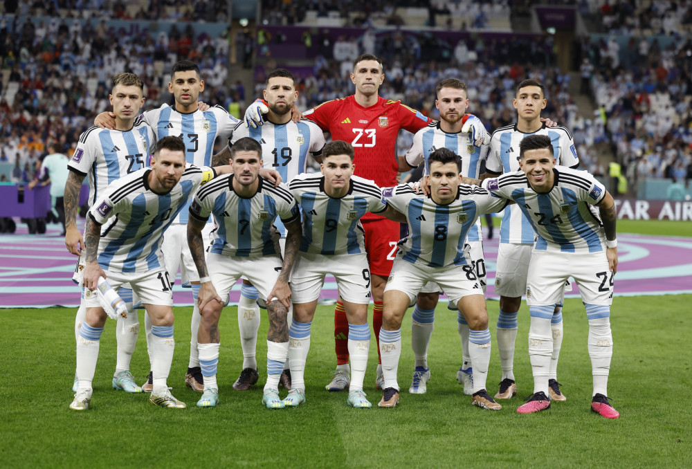 赫内斯遭拜仁球迷横幅抗议！前者近期曾呼吁废除50+1政策（呼吁废除50+1后，赫内斯遭拜仁球迷横幅抗议）