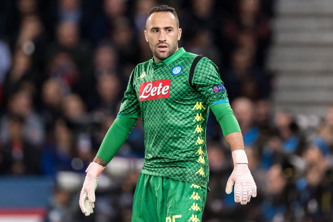 门将扑出点球，全场掌声雷动（门将神勇扑点，全场掌声如潮）