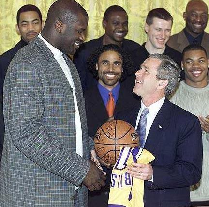 保级生死战戴帽，内马尔时隔1334天再度上演帽子戏法（内马尔保级生死战戴帽，阔别1334天再献帽子戏法）