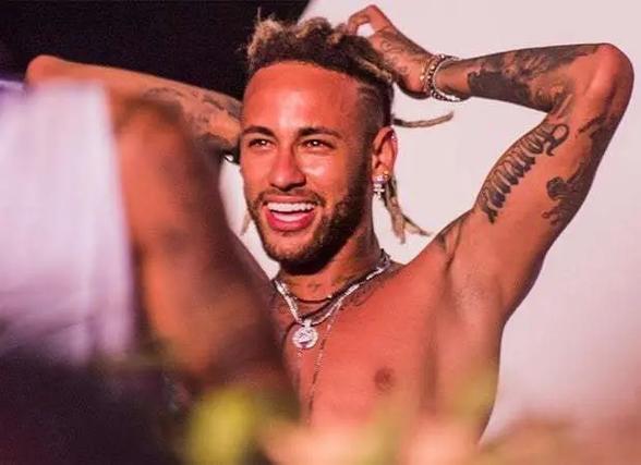 每体：阿劳霍今天飞往特拉维夫，开启文化之旅调整身心（每体：阿劳霍今日飞赴特拉维夫，展开文化行程以调适身心）