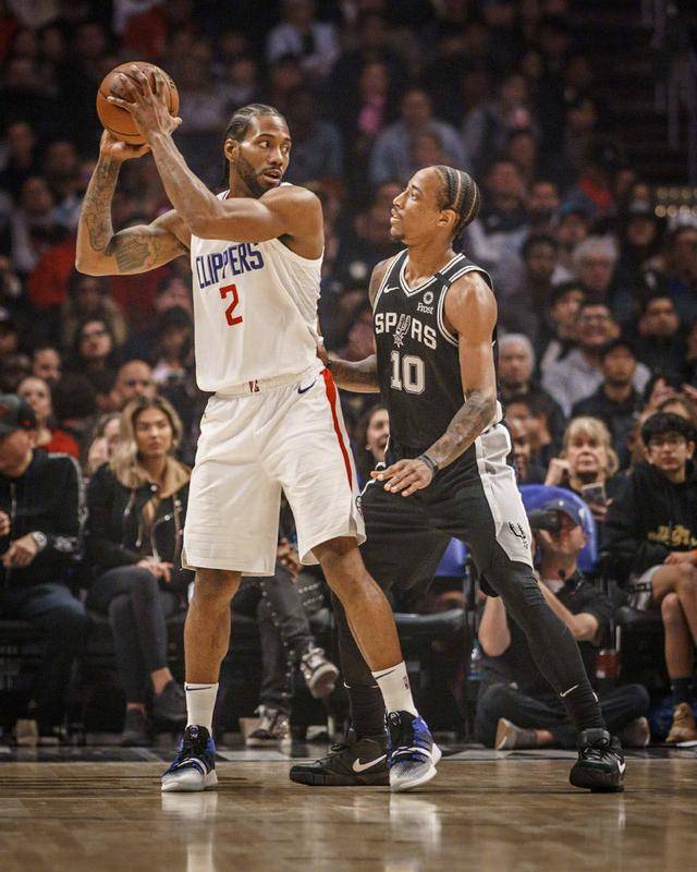 足球国足热身赛表现积极，主帅称进步肉眼可见（国足热身赛表现向好，主帅直言进步一目了然）