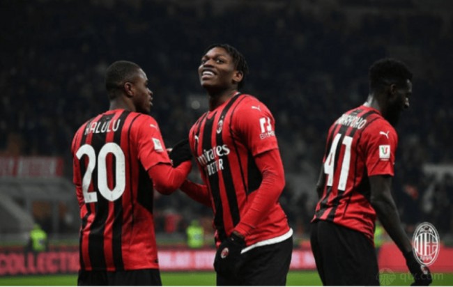 记者：迈阿密国际将免签26岁阿根廷边后卫穆拉，双方签约3年（记者：26岁阿根廷边后卫穆拉将自由转会迈阿密国际，签约三年）