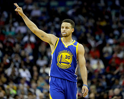 正随巴西在枪手基地训练，维尼修斯与多名阿森纳青训球员合影（随巴西队在阿森纳基地训练，维尼修斯与多名枪手青训球员合影）