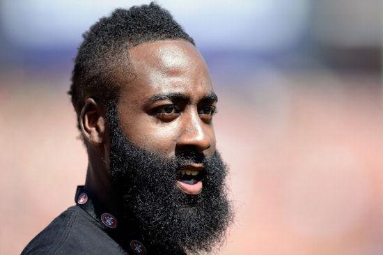 利物浦1-0皇马，麦卡利斯特制胜，库尔图瓦八扑救难掩失利（红军1-0力克皇马：麦卡利斯特攻入制胜球，库尔图瓦8次扑救仍无力回天）