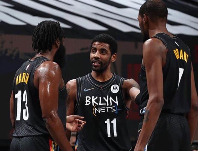 青岛记者：邵佳一大哥式的执教风格很适合当下中国足球的环境（青岛媒体人：邵佳一“大哥范儿”的执教方式更贴合当下中国足坛环境）