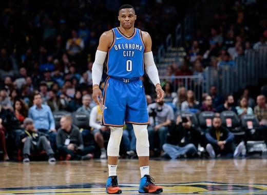 上海申花客场对阵广岛三箭，虽0-2落败，但有望晋级，展现顽强斗志，助力海港复仇。（申花客场0-2负广岛三箭 仍存晋级曙光，顽强斗志助力海港复仇）